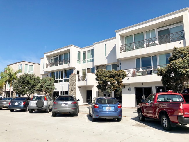 Building Photo - Stunning 2B/2BA Pacific Beach Condo w/ Parking & Few Blocks from Beach!