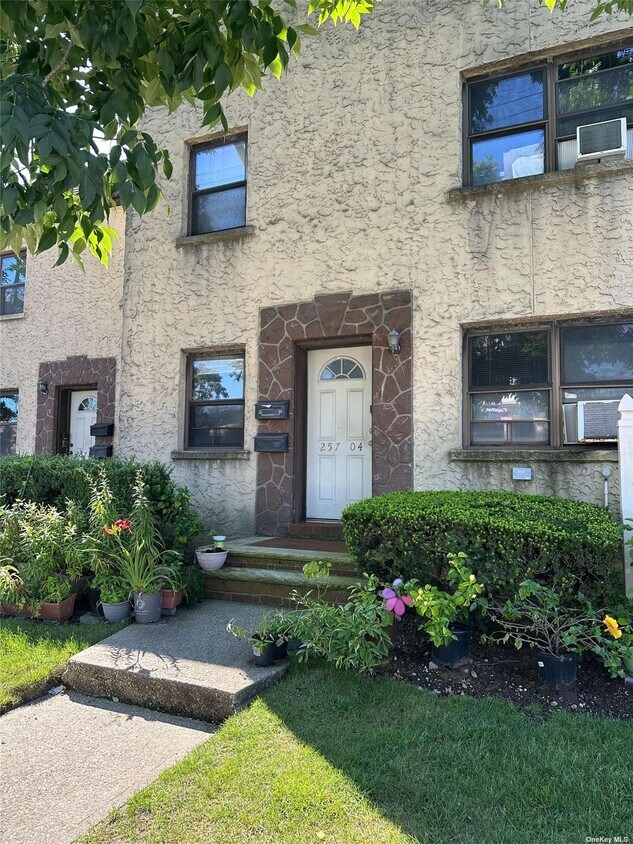 Foto del edificio - 257-04 Hillside Ave.