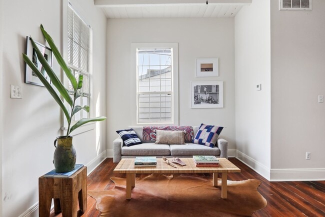 Building Photo - 1BD/1BA in Bywater, Central Air, W/D in Unit, Private Back Patio.