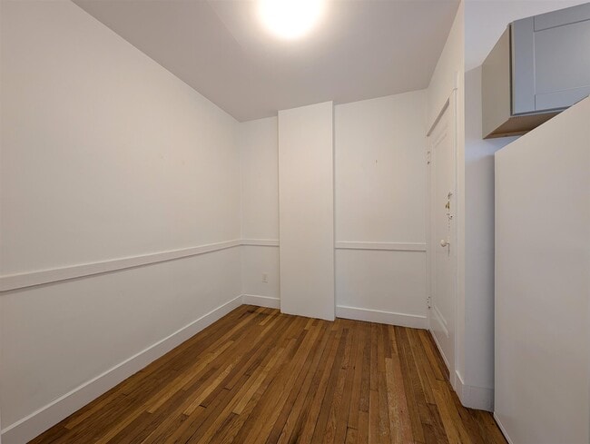 Building Photo - 32 College Ave