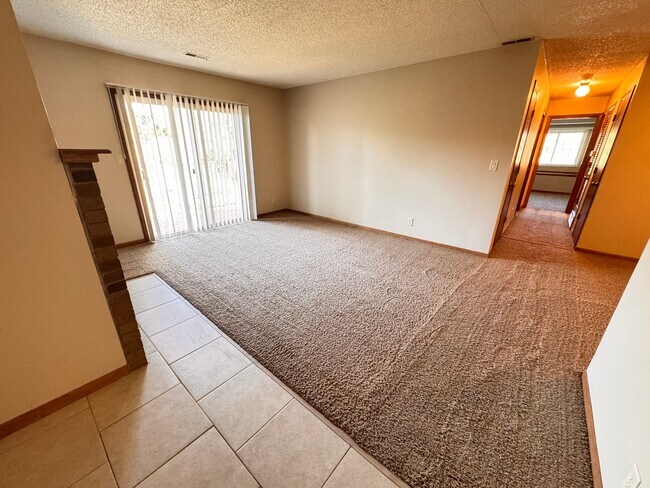 Foto del edificio - 5010 Emerald Dr