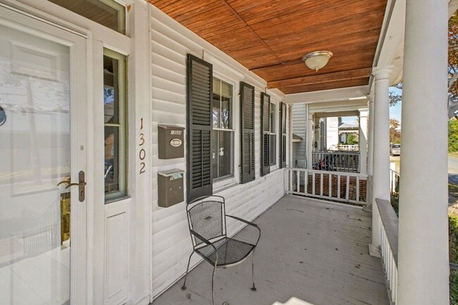 Building Photo - Charming 3-bedroom 2 bathrooms in Downtown...