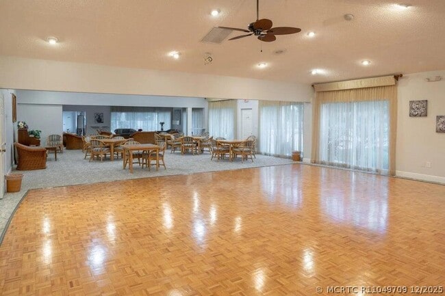 Building Photo - 8665 Chevy Chase Dr