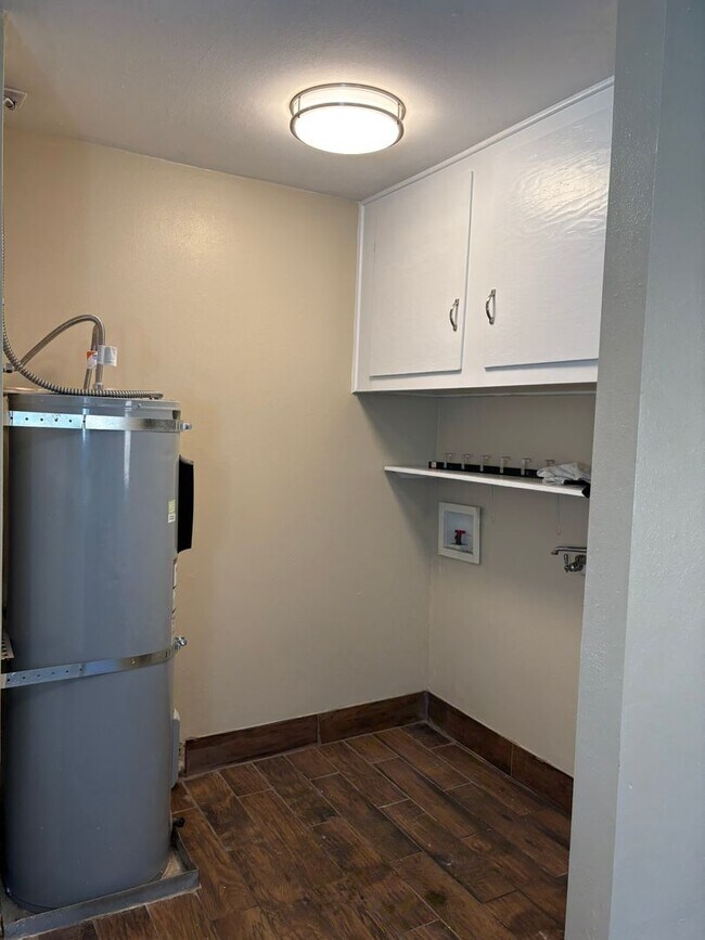 Building Photo - 3 bedroom/1 bath home with additional deta...