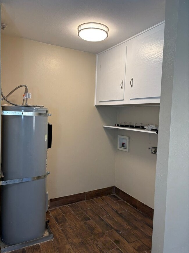 Foto del edificio - 3 bedroom/1 bath home with additional deta...