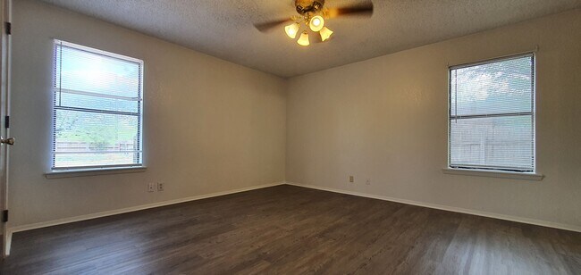 Building Photo - Spacious 4 bed, 2 bath home AVAILABLE SOON!