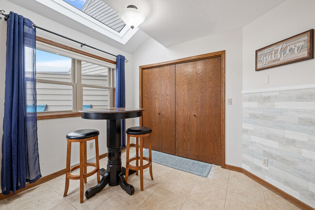Foto del edificio - 348 Willow Grove Dr