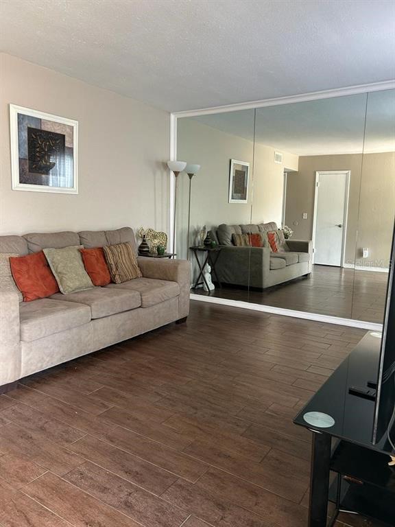 Foto del edificio - 5647 Royal Pine Blvd