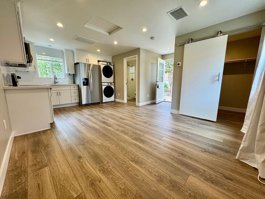 Foto principal - 874-876 North Orange St