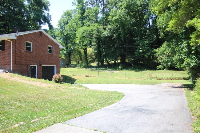 Building Photo - Beautiful All Brick Home in Powell
