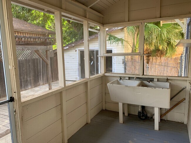 Building Photo - 2 Bedroom, 1 Bath House Available Now!