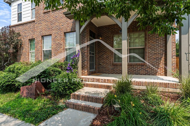 Building Photo - Gorgeous Home with Central AC and Washer/D...