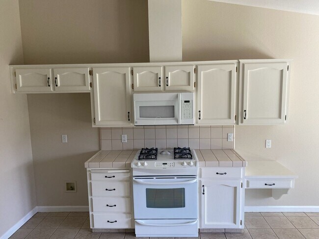 Building Photo - 2127 Gomez Ct