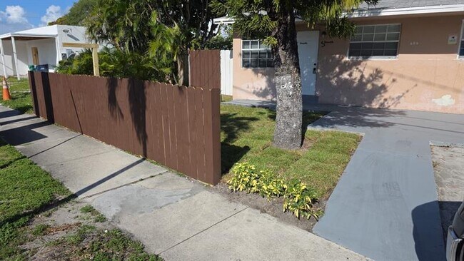 Foto del edificio - 606 Phippen Waiters Rd