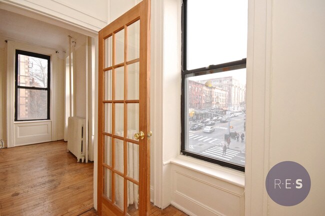 Building Photo - 210 7th Ave
