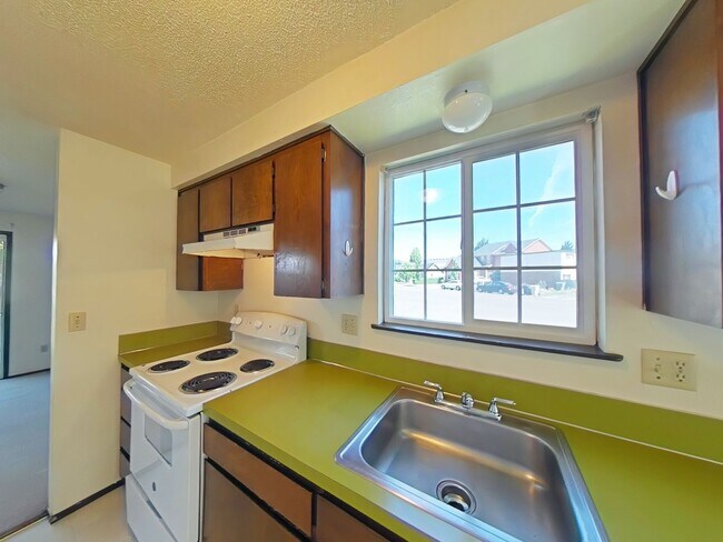 Building Photo - 3 Bedroom Duplex ~ Close to Campus ~ Pet F...