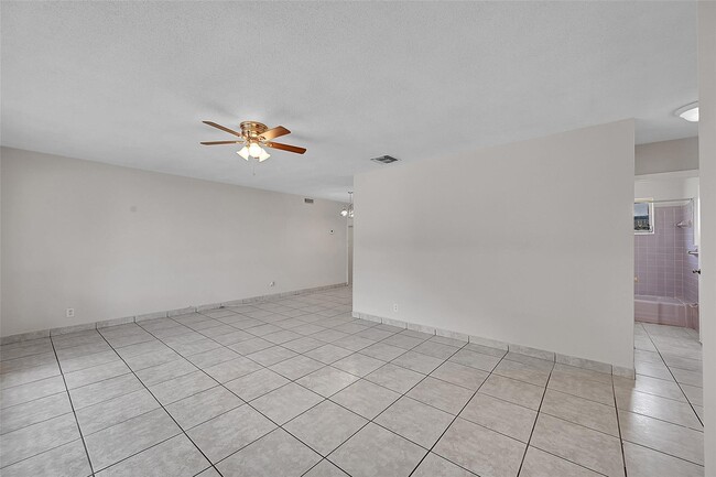 Building Photo - 440 SW 9th Ter