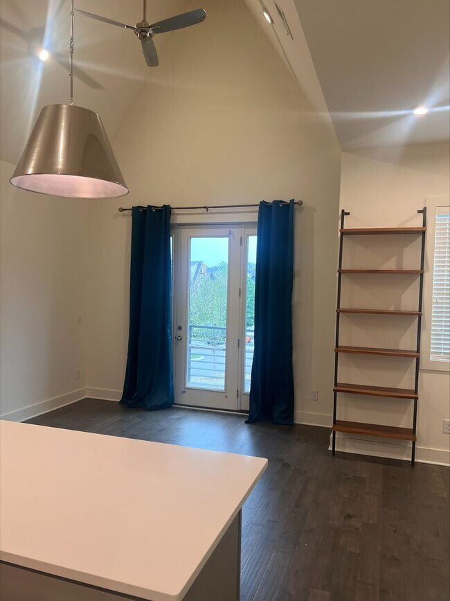 Building Photo - Amazing Location in Charlotte Park
