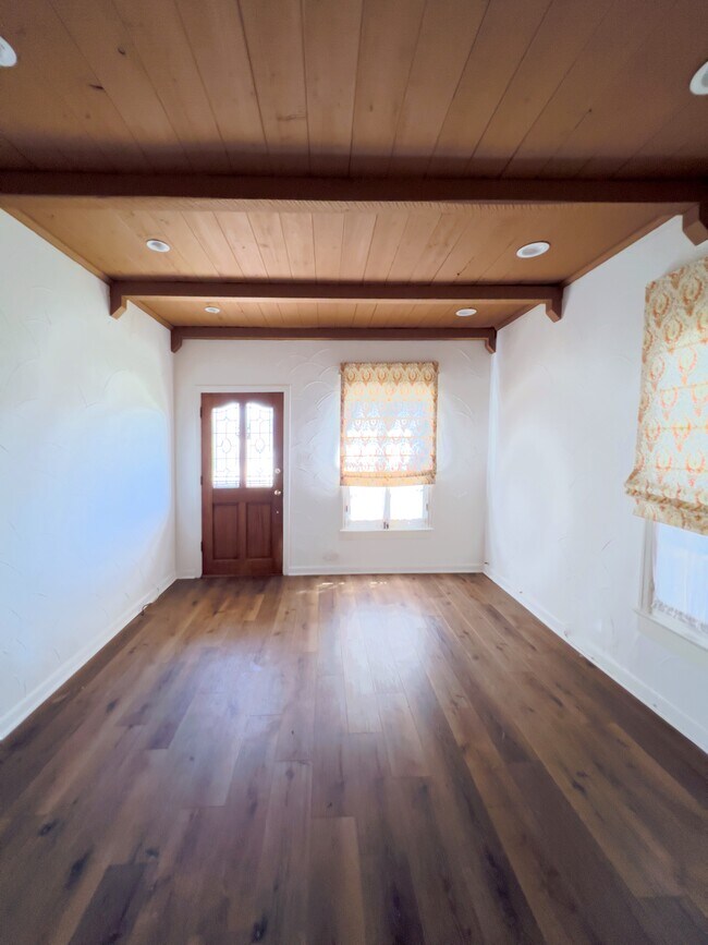Living room - 729 Border Ave