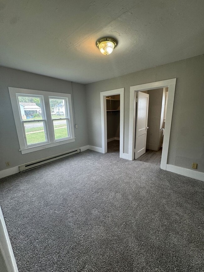 Building Photo - Mid-town 1 bedroom home