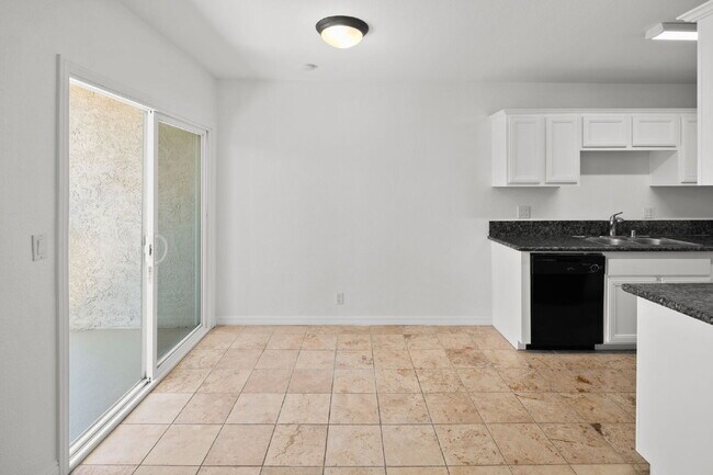 Foto del edificio - Immaculate, Serene, 2-Bed, 2-Bath Condo in highly sought after San Carlos area in San Diego CA