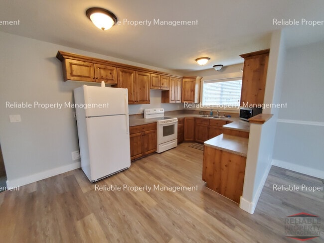 Building Photo - 381 W 1st S