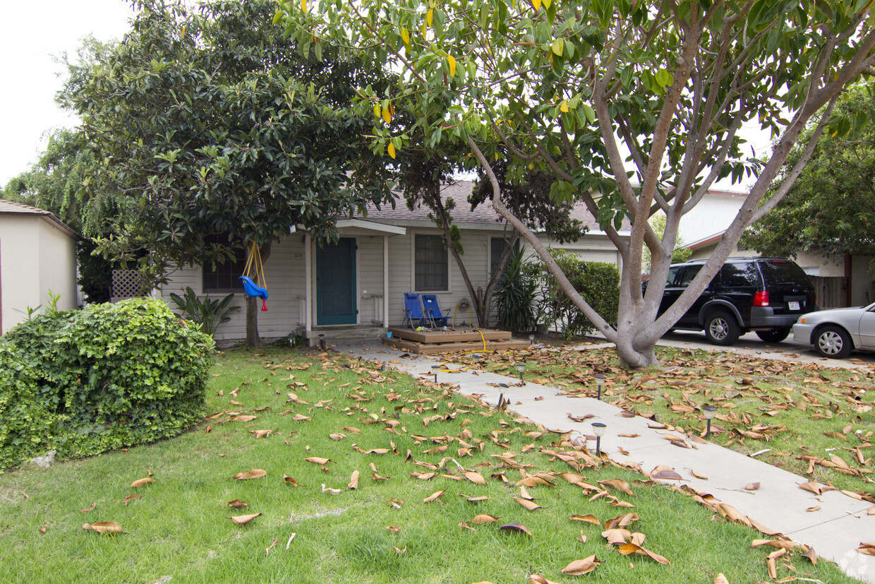 Primary Photo - 2211-2213 Felspar St