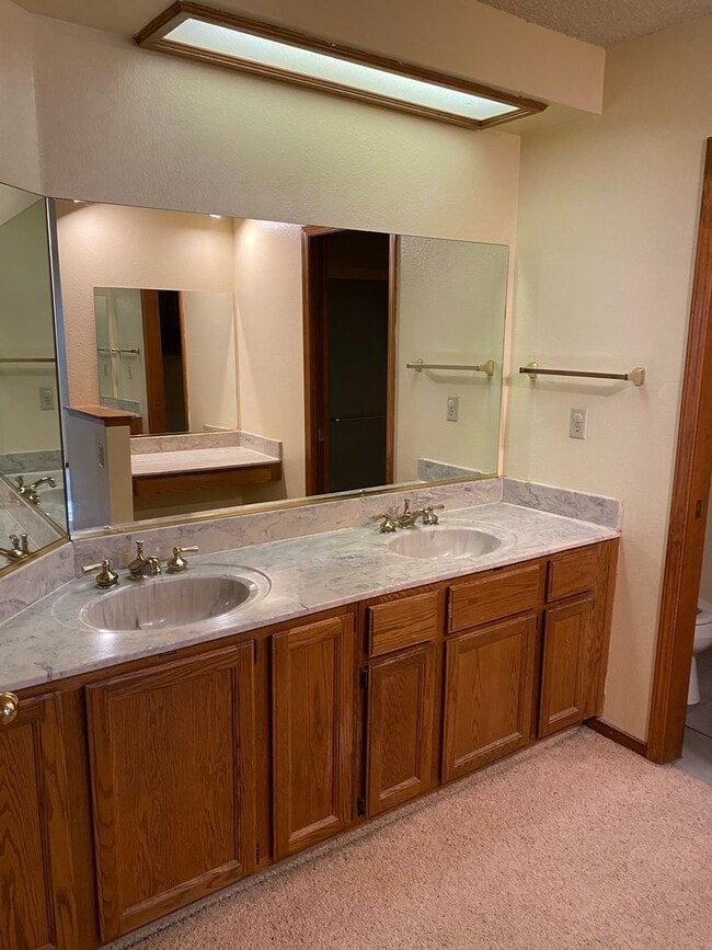 Foto del edificio - Beat the heat in North Hanford, Central air, and pool!