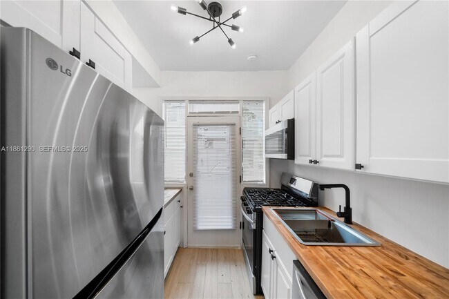 Foto del edificio - 4710 Pine Tree Dr