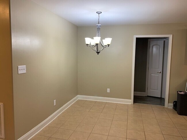 Foto del edificio - COMING SOON 8/8/25-BEAUTIFUL 4/2 BRICK HOM...