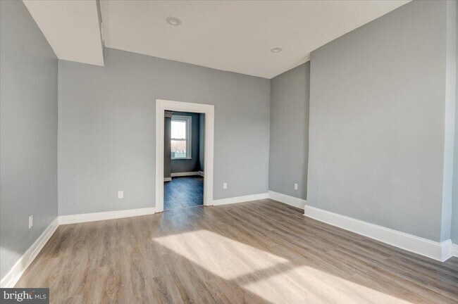 Building Photo - 402 W Washington St