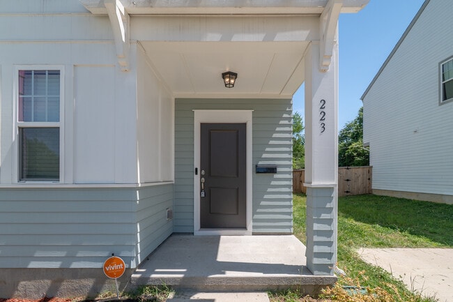 Building Photo - 223 Hoskins Ave Dr