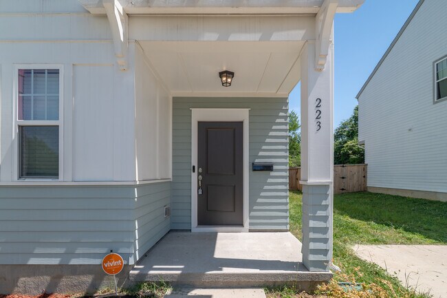 Foto del edificio - 223 Hoskins Ave Dr