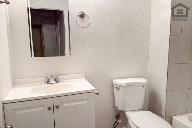 Building Photo - 2Bed/1Bath Apartment at Camelback Rd/Central Ave! Move-In Ready on 06/04/2026! – NO HOA!