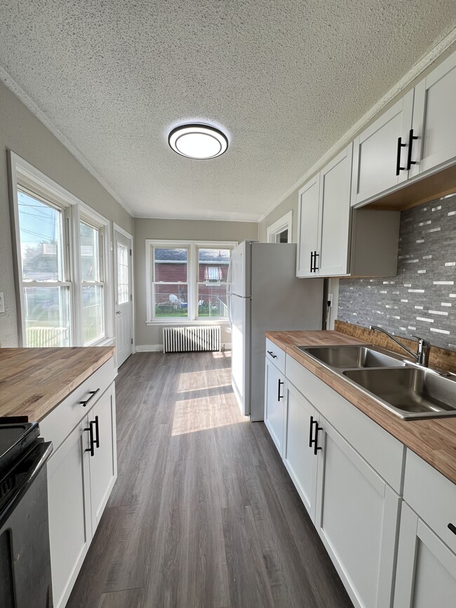 Building Photo - 1008 Rhomberg Ave