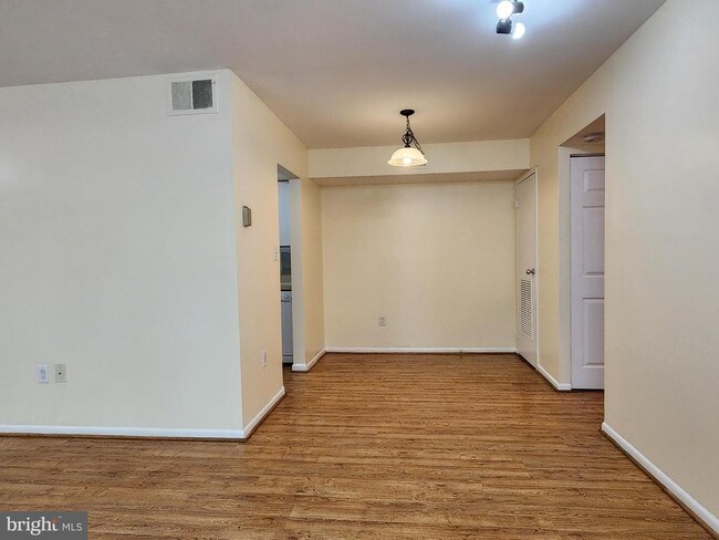 Building Photo - 6934 Hanover Pkwy