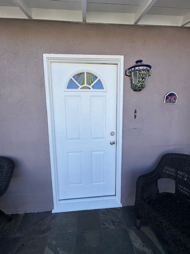 Building Photo - Move in Ready 2 bed 2 bath Home Near 2nd S...