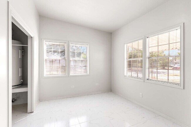 Foto del edificio - Private Landlord/Housing accepted-2700 Alexander Avenue
