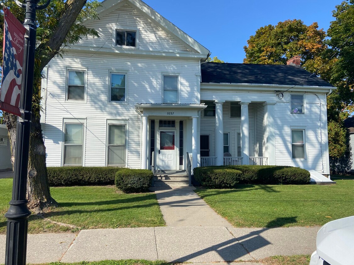 Primary Photo - 5237 W Seneca St