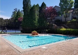 Building Photo - 1250 Parkwood Cir SE