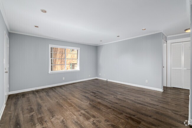 2 habitaciones, 2 baños - 1000 pies cuadrados - Sala de estar - 3057 Pharr Court