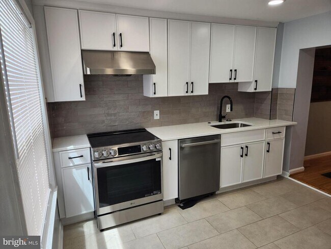 Building Photo - 308 S Bouldin St