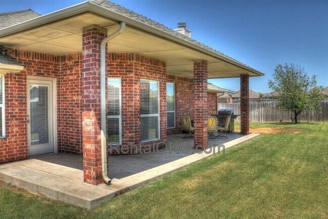 Building Photo - Moore 3/2 bed plus office and a storm shel...