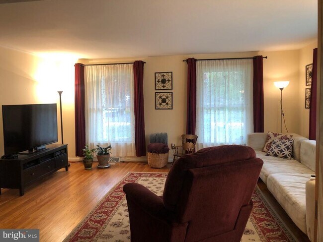 Foto del edificio - 418 Meadow Ln
