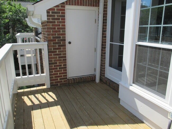 Building Photo - Tucked Away Condo with Balcony near Shirlington