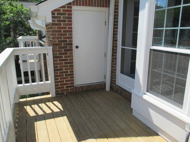 Foto del edificio - Tucked Away Condo with Balcony near Shirlington