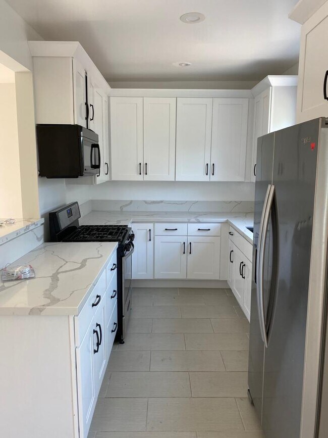 Building Photo - 333 N Oakhurst Dr