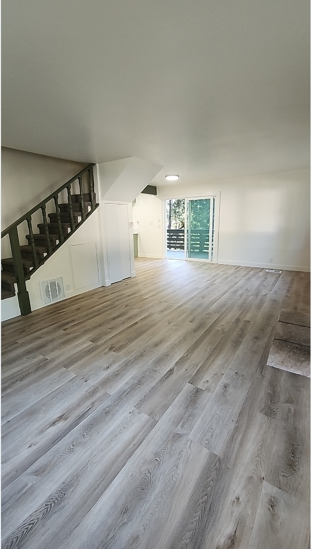 Vinyl flooring - 22266 Crest Ln