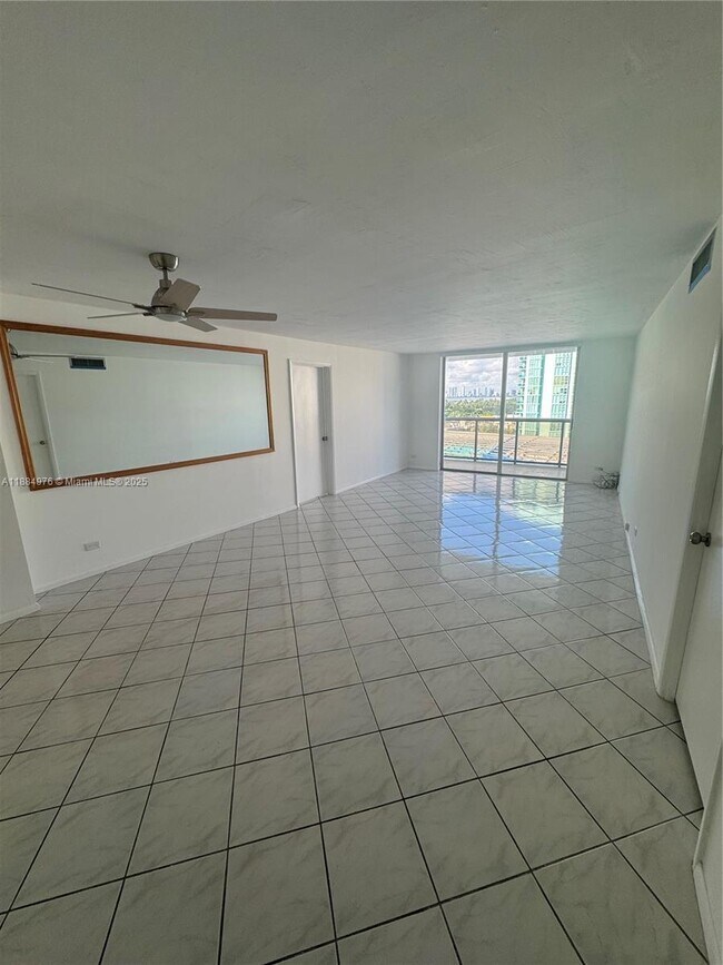 Foto del edificio - 6039 Collins Ave