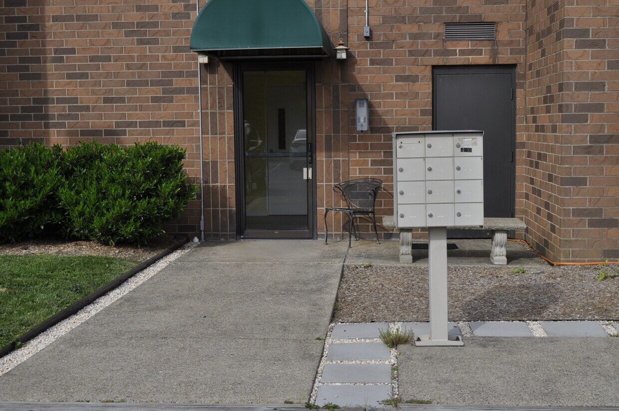 Main entrance with controls - 5 Players Club Dr